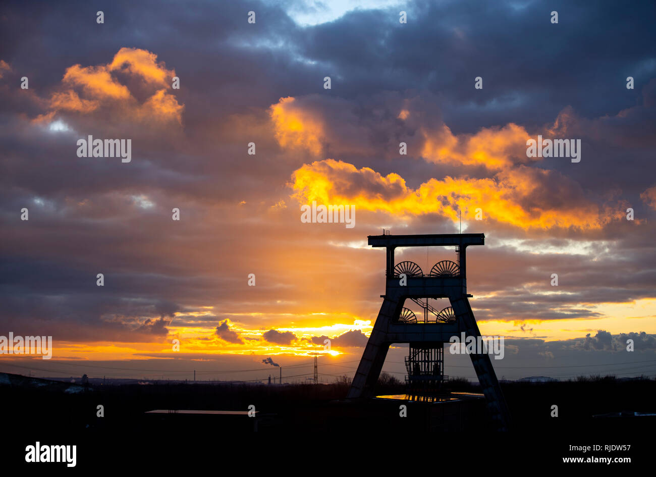 Ewald colliery, smantellata hard miniera di carbone, oggi un mix di attività per il tempo libero, industria, commercio e parco culturale, nubi di sera circa Doppelbock Foto Stock
