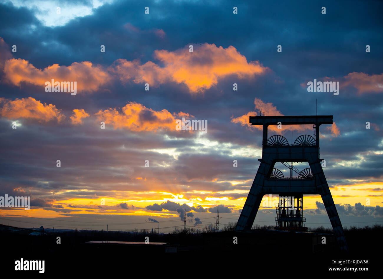 Ewald colliery, smantellata hard miniera di carbone, oggi un mix di attività per il tempo libero, industria, commercio e parco culturale, nubi di sera circa Doppelbock Foto Stock