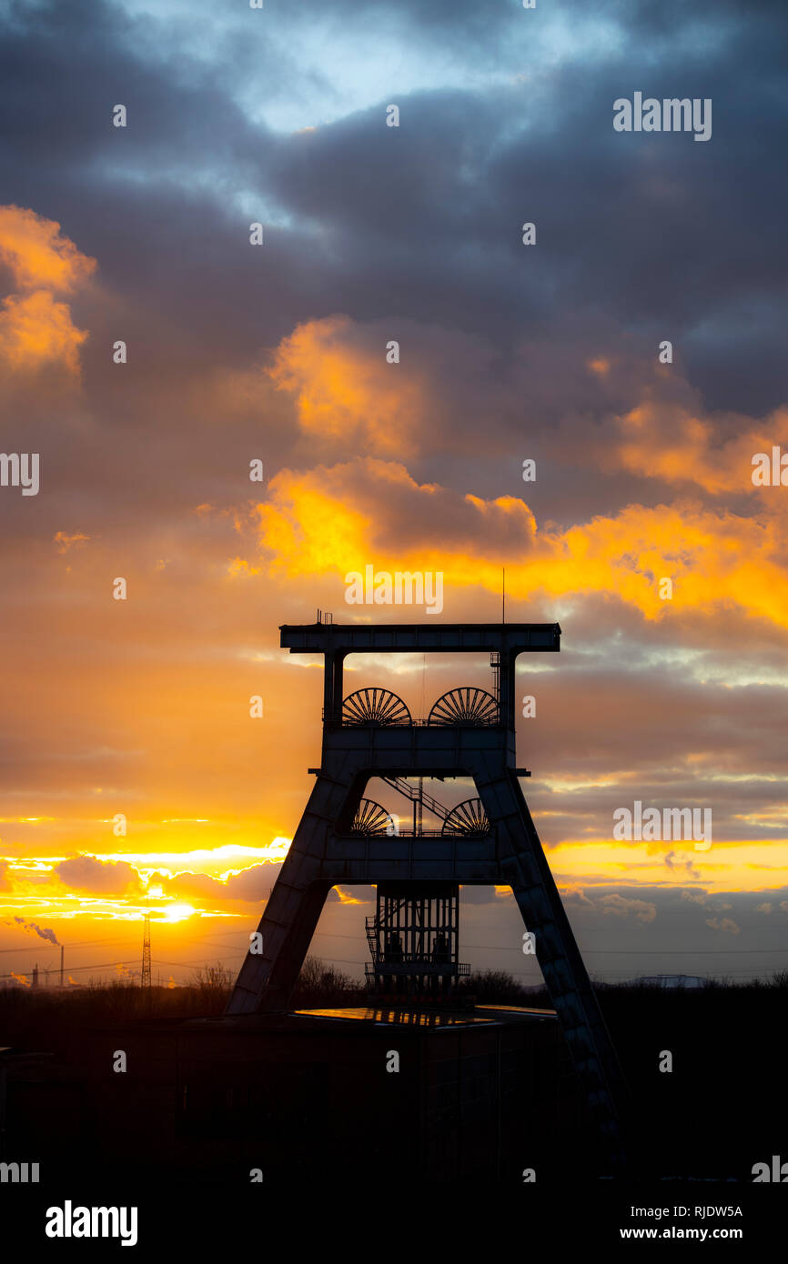 Ewald colliery, smantellata hard miniera di carbone, oggi un mix di attività per il tempo libero, industria, commercio e parco culturale, nubi di sera circa Doppelbock Foto Stock