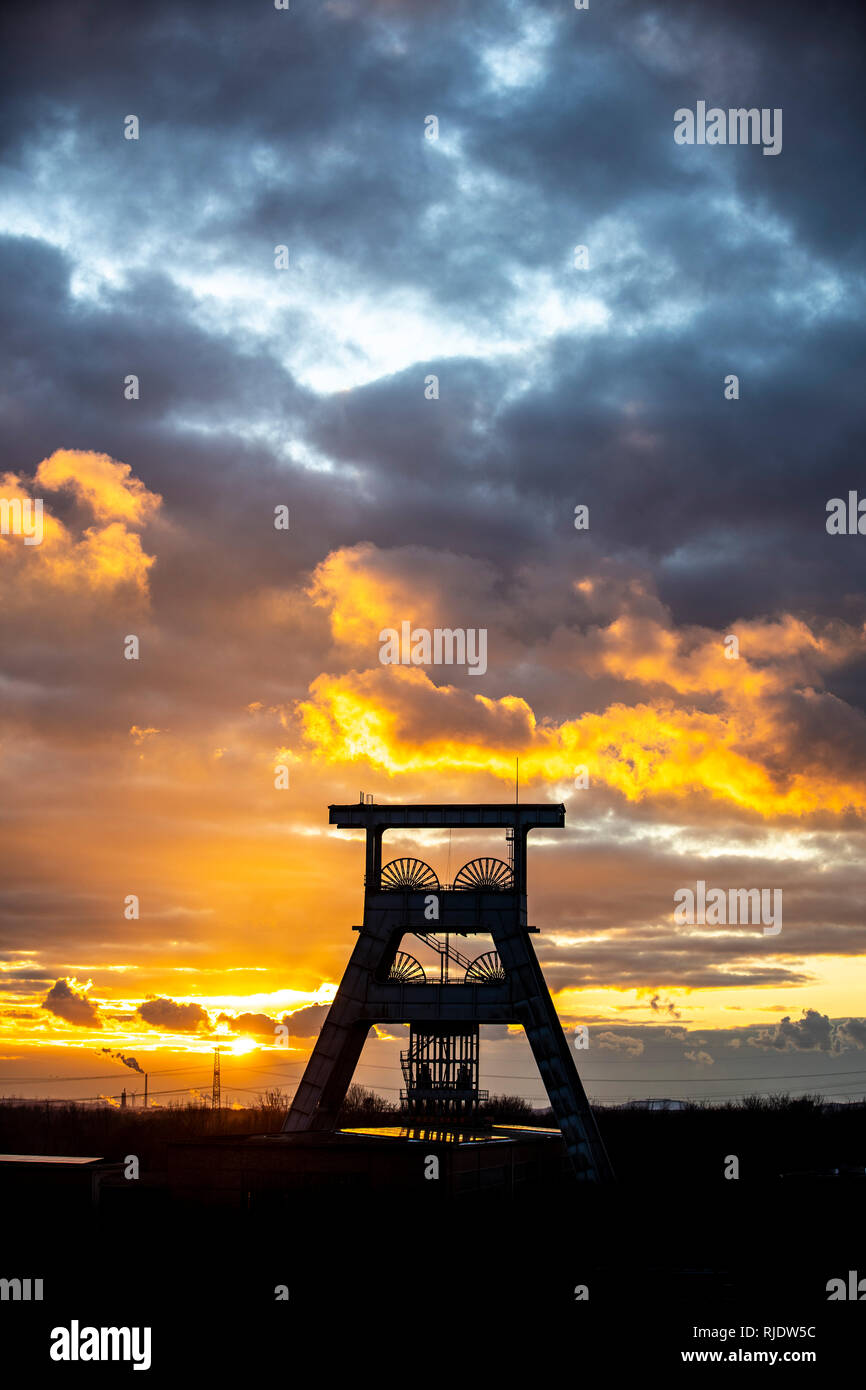 Ewald colliery, smantellata hard miniera di carbone, oggi un mix di attività per il tempo libero, industria, commercio e parco culturale, nubi di sera circa Doppelbock Foto Stock