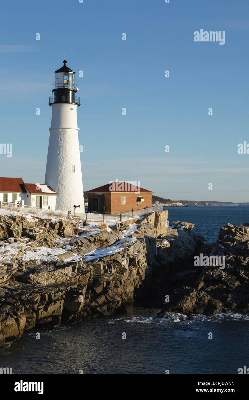 Portland Head Light a Fort Williams Park durante i mesi invernali. Situato a Cape Elizabeth, Maine, Portland Head Light è il più antico faro del Maine Foto Stock