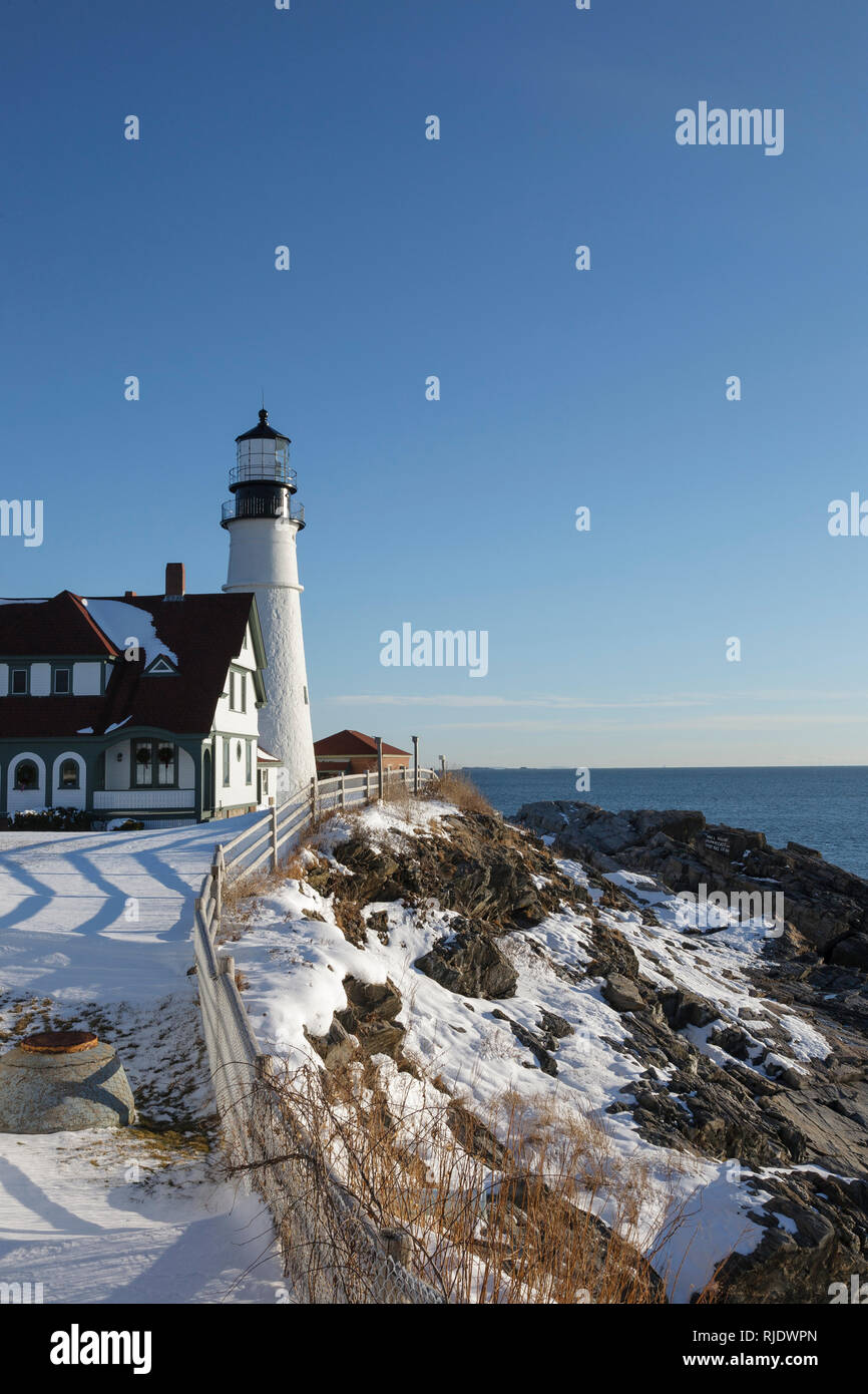 Portland Head Light a Fort Williams Park durante i mesi invernali. Situato a Cape Elizabeth, Maine, Portland Head Light è il più antico faro del Maine Foto Stock
