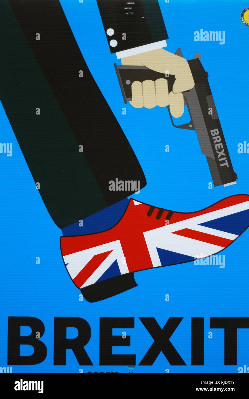 BREXIT. STOP BREXIT SIGN. Grafica. Pistola. Pistole. Pistola. Concetti. Immagini concettuali. Il segno è stato tenuto da una battuta di arresto sulla brexit. Fermare la dimostrazione pacifica della Brexit. La Gran Bretagna ha sparato nel segno del piede. Foto Stock