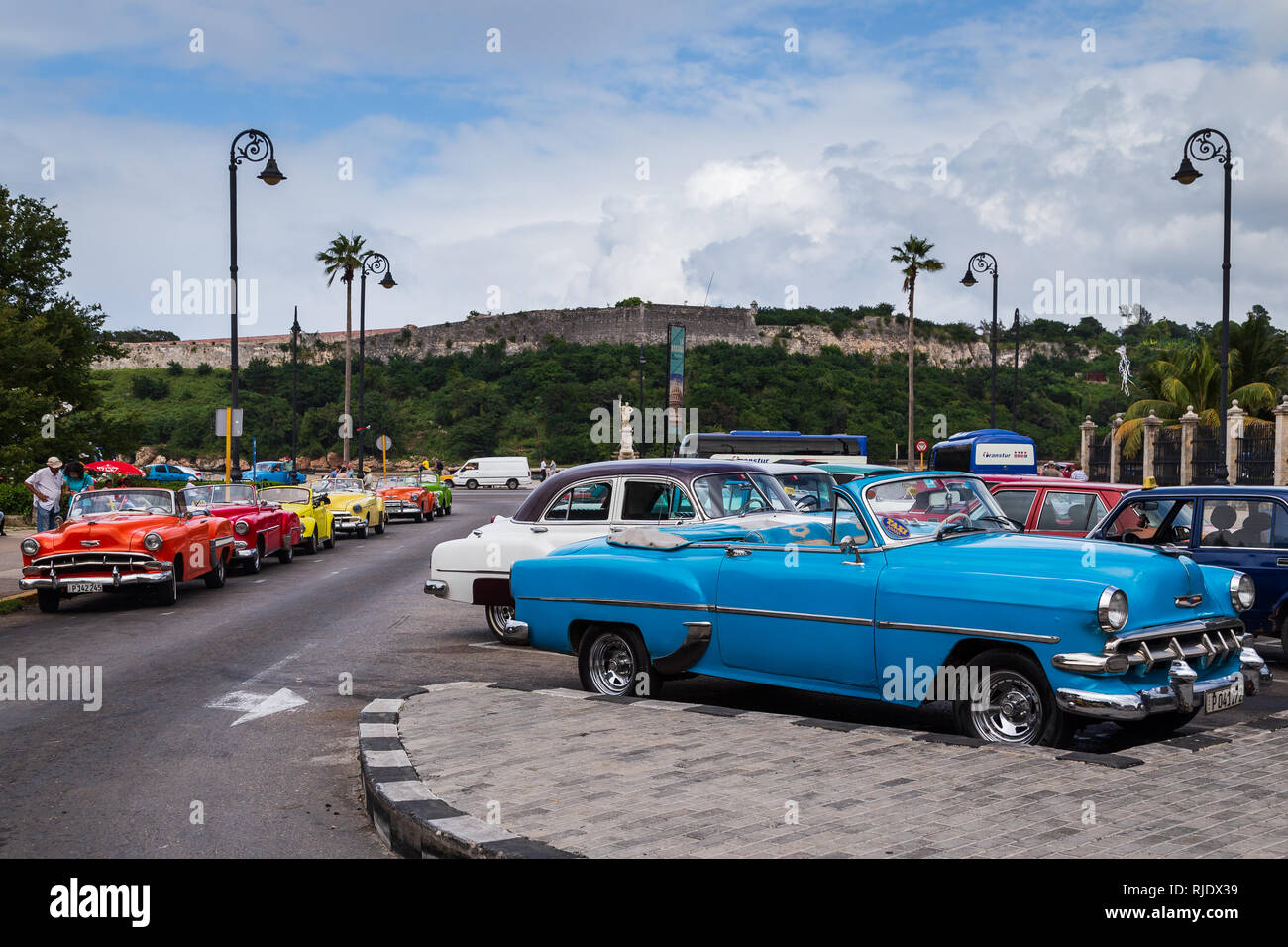 La colorata Vecchia american taxi automobili in attesa per i turisti in una strada vicino al Malecon e la vecchia città di Havana, Cuba Foto Stock