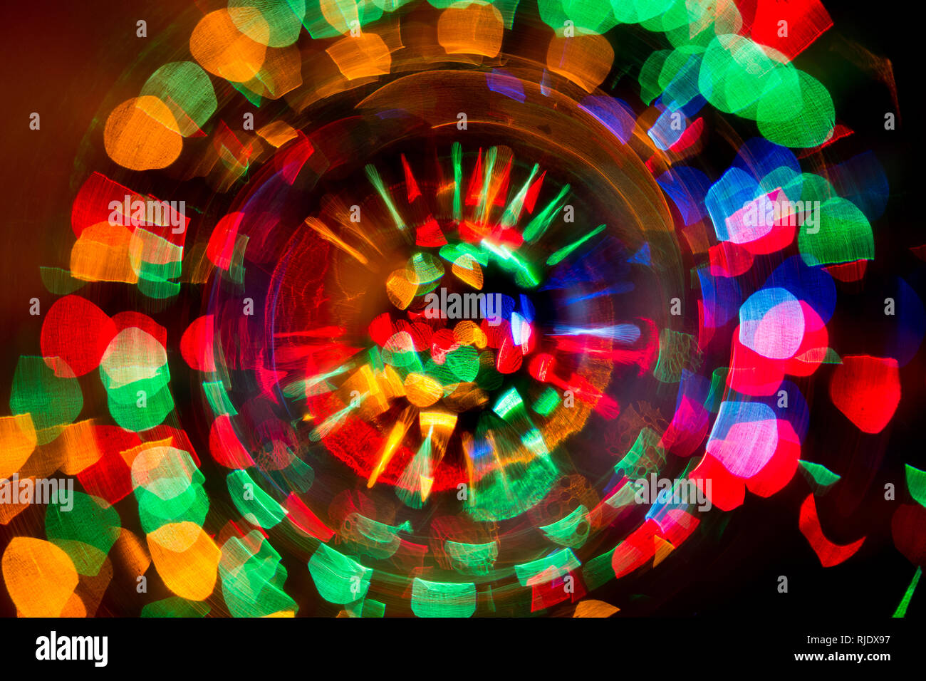 Abstract foto sfocata di sorgenti di luce di diversi colori intrecciati in un cerchio. Foto Stock