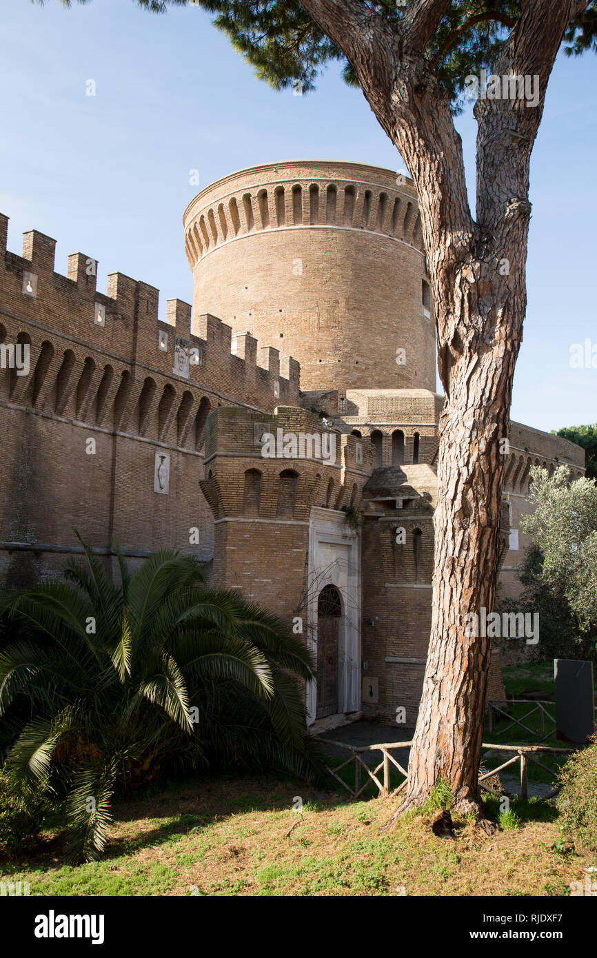 Castello e Torre nel Borgo di Ostia Antica, vicino Roma, Italia Foto Stock