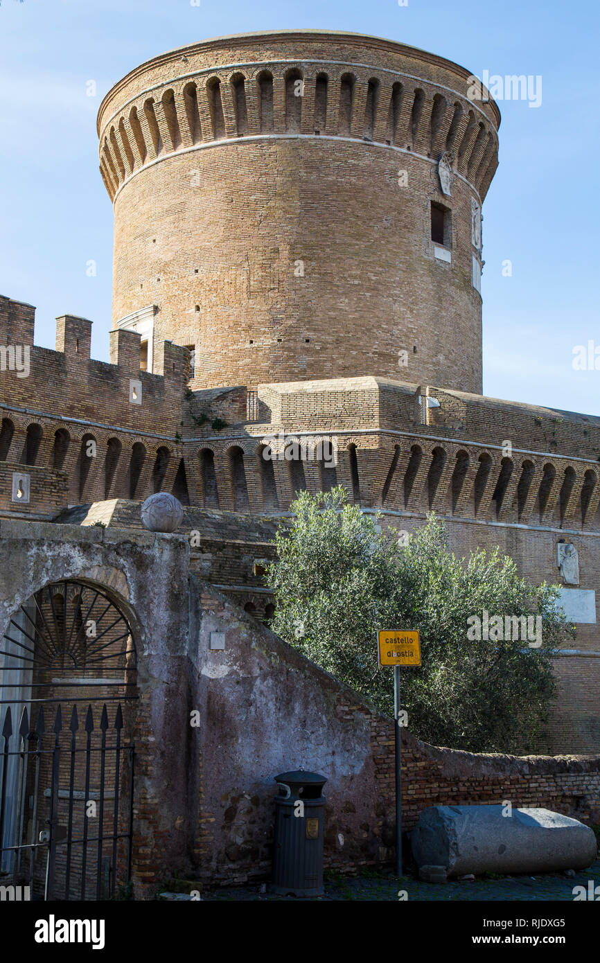 Castello e Torre nel Borgo di Ostia Antica, vicino Roma, Italia Foto Stock