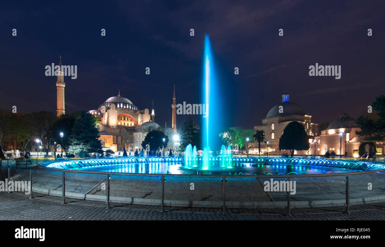 Hagia Sophia (Ayasofya), un ex ortodossi basilica patriarcale, più tardi una moschea e ora un museo e la fontana davanti alla notte ad Istanbul in Turchia Foto Stock