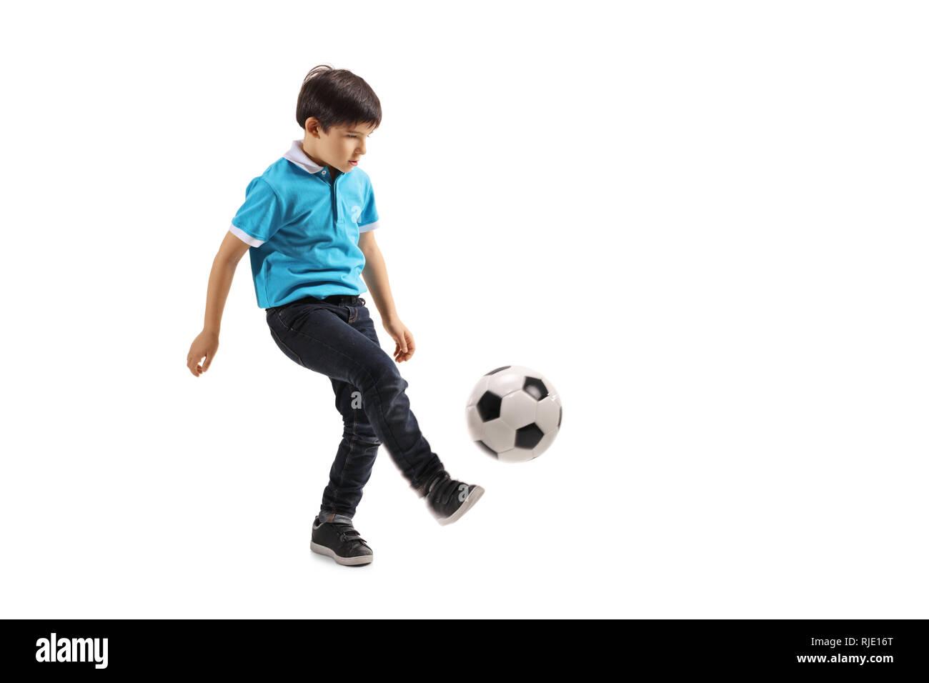 A piena lunghezza shot di un ragazzino che giocano a calcio isolati su sfondo bianco Foto Stock