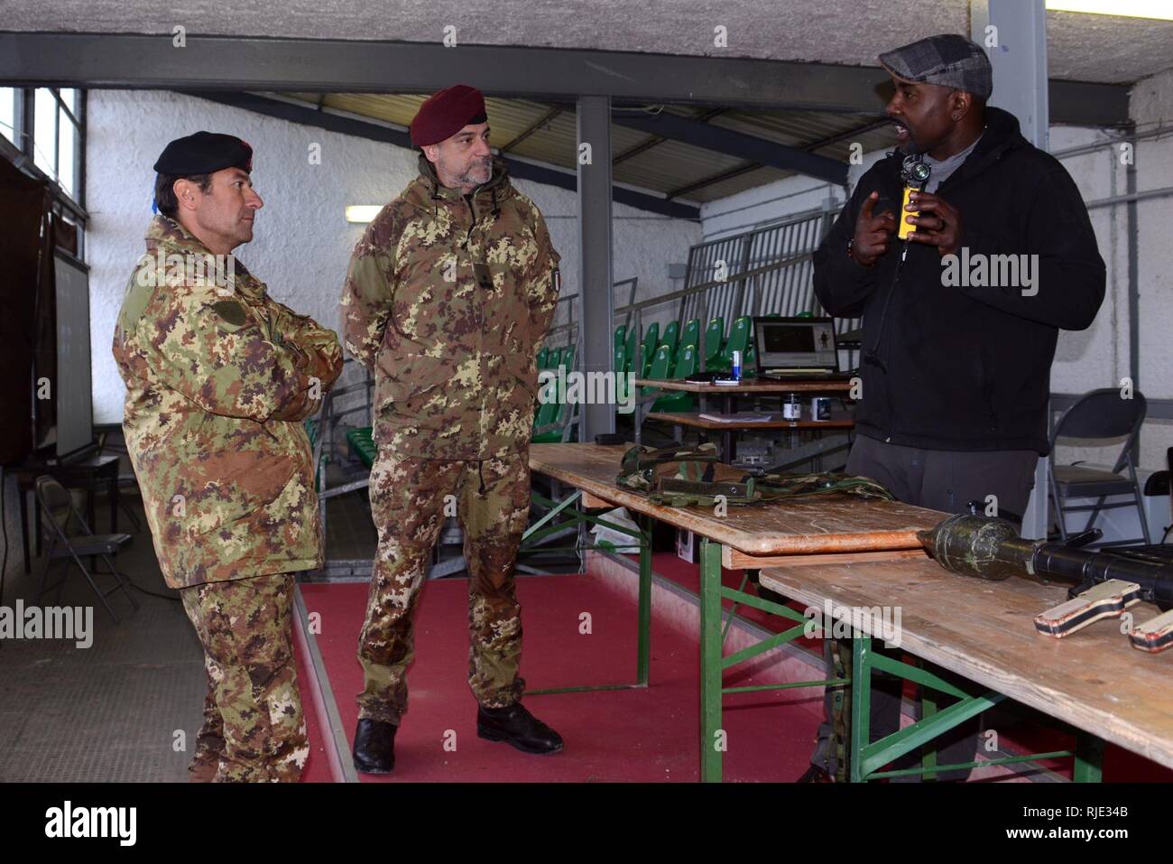 A destra, il tecnico Michael Brooks, un membro della strumentazione dispiegabile System Europe o DISE, mutandine esercito italiano Brig. Generale Manlio Scopigno, Direttore di simulazione e validazione centro CE.SI.VA. (Centro) e l'Esercito Italiano Col. Mario Duranti, Direttore della Formazione centro tattico Monte Romano HQ, (sinistra) dopo l'esercizio Baree, con il sistema DISE Gen 18, 2018, Monte Romano area formazione, Italia. ( Foto Stock