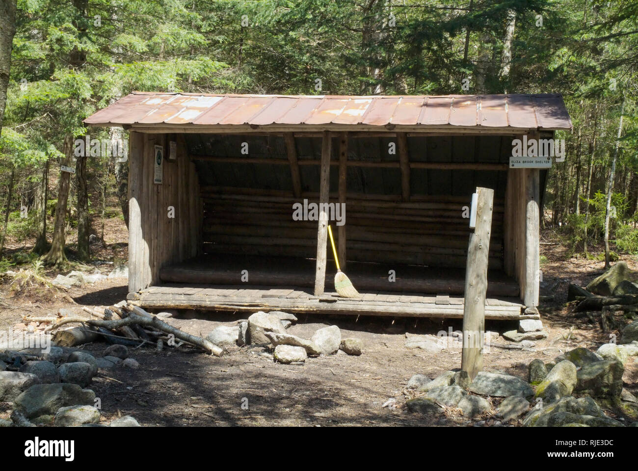 Il vecchio Eliza Brook rifugio lungo l'Appalachian Trail (parente Ridge Trail), tra il Monte Lupo e nipote del Sud, nel New Hampshire. Foto Stock