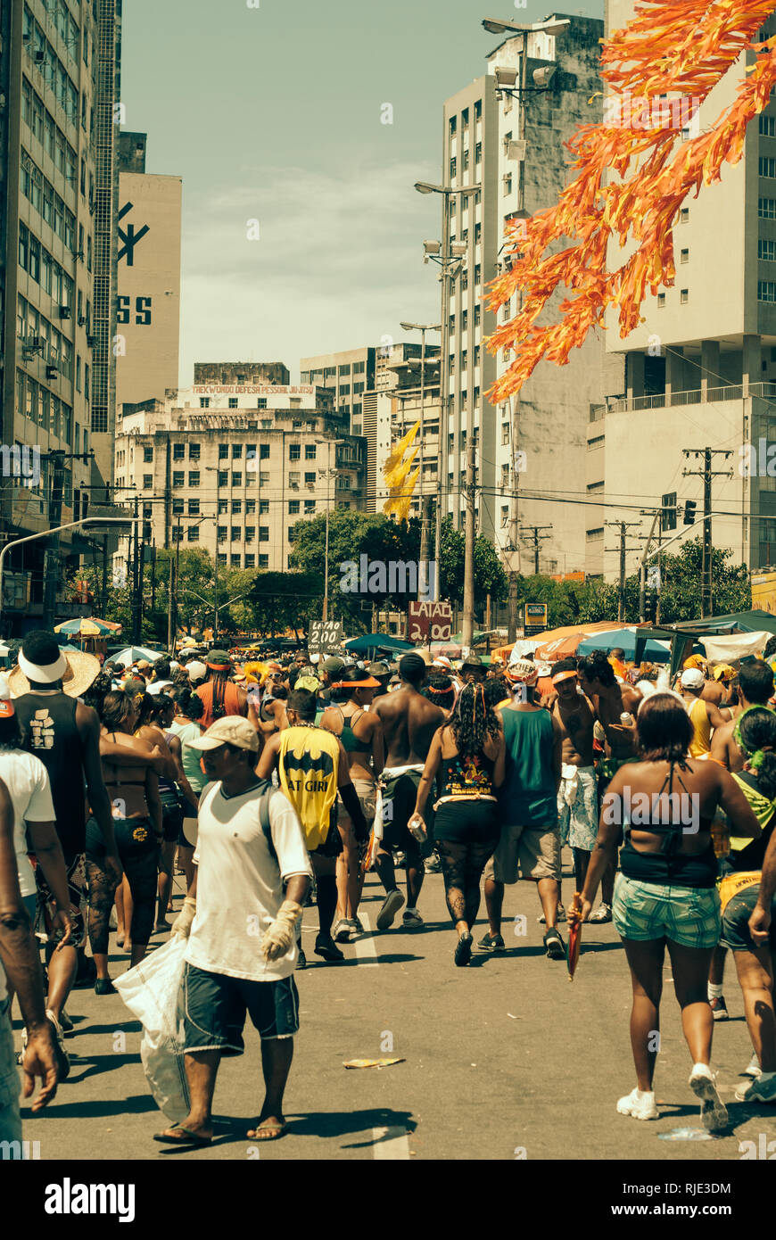 RECIFE, BRASILE-FEB.21,2009: le persone si radunano a Recife per celebrare il carnevale annuale, 'Galo da Madrugada' è un enorme rooster decorate. È un carnevale pa Foto Stock