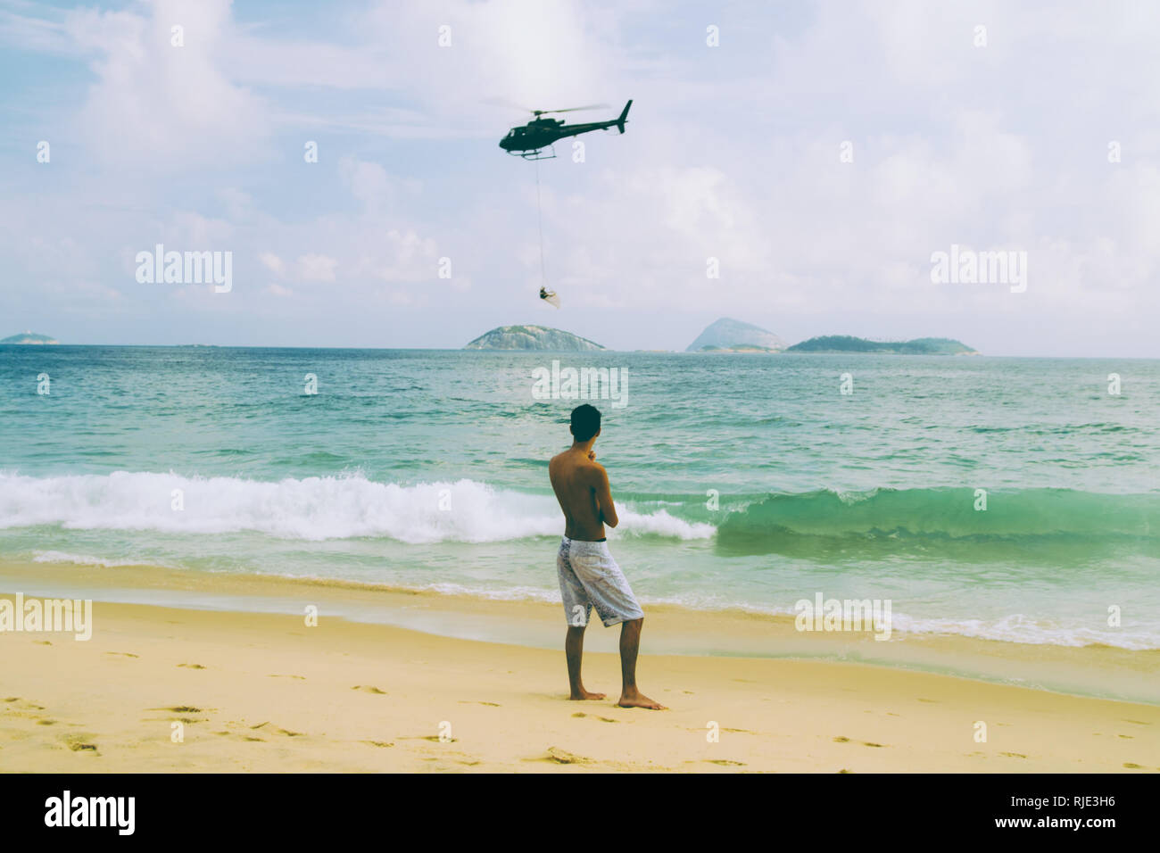 RIO DE JANEIRO-FEB.10 ,2009: nuotatori sono liberati dalla polizia grazie ad un elicottero a causa della forte ondata di fronte alla baia di Ipanema Foto Stock