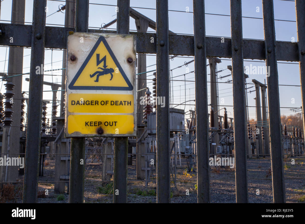 Pericolo di morte Tenere fuori segno il recinto di sicurezza di una tensione elevata electricty sottostazione. Fairy Lane, Vendita, Manchester, Regno Unito Foto Stock