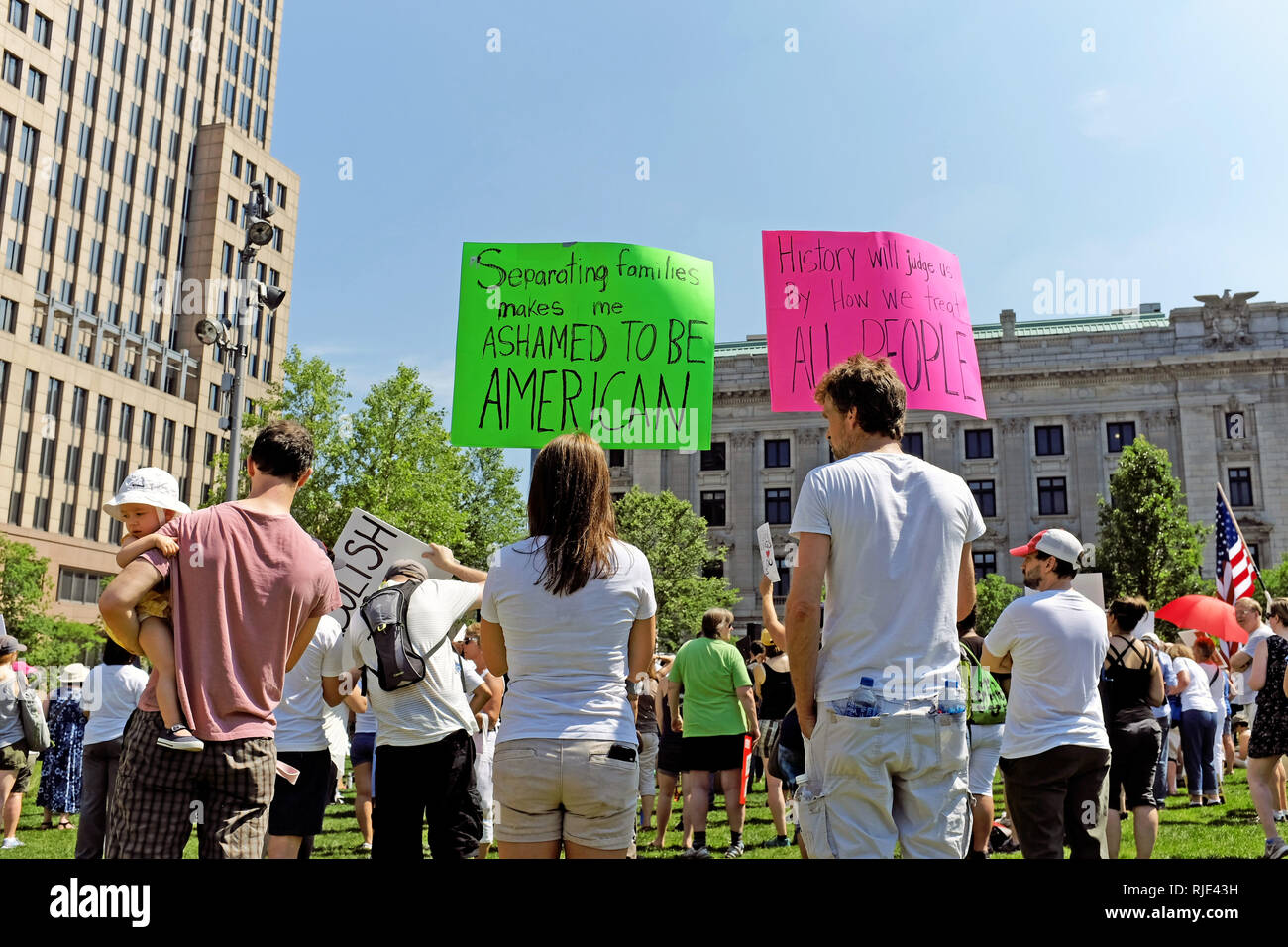 I manifestanti di Cleveland, Ohio, USA si radunano contro le politiche di immigrazione di Trump che separano le famiglie al confine con gli Stati Uniti. Foto Stock