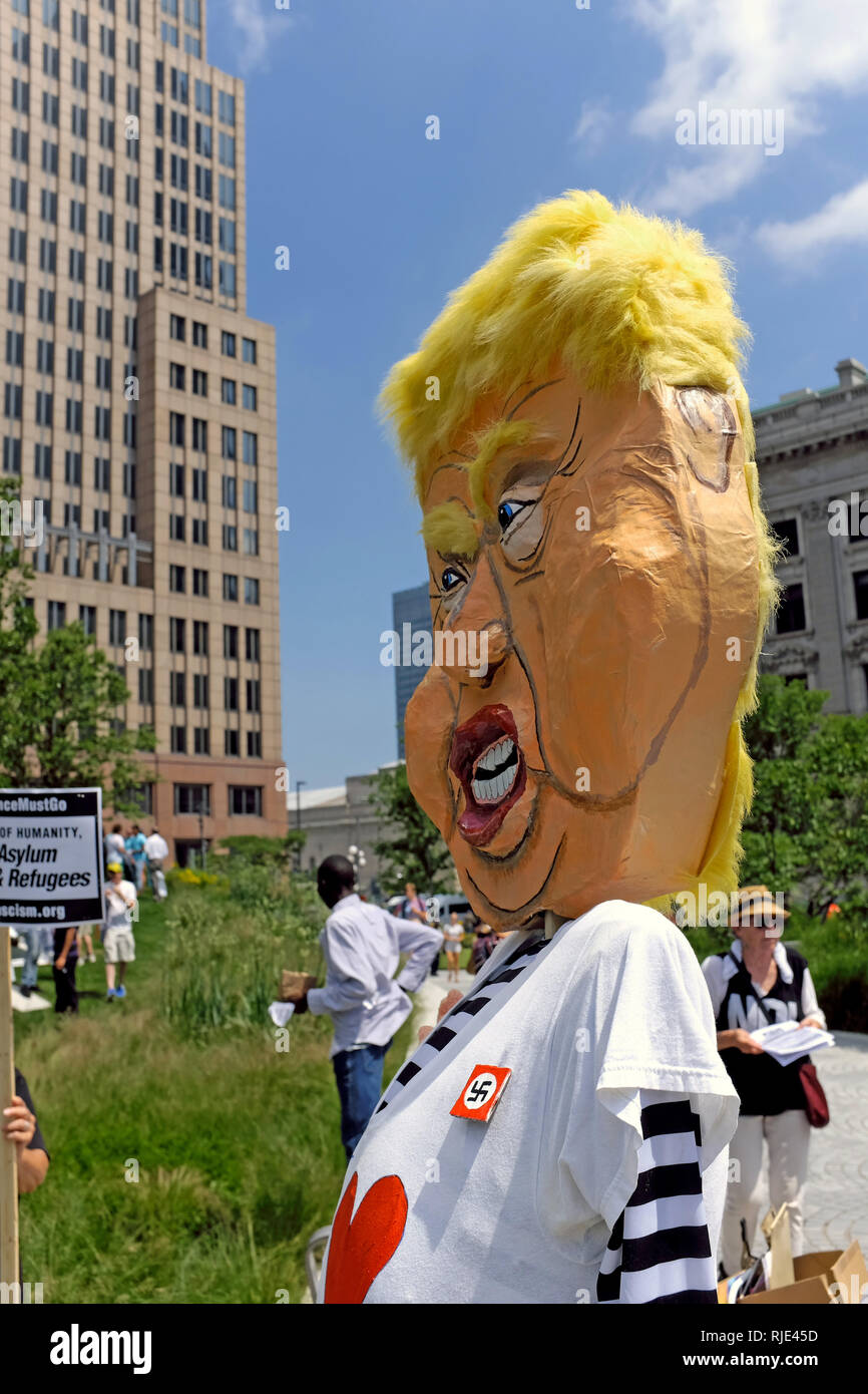Un foglio di carta-mache resa da commedia del Presidente Trump è visualizzato durante un rally contro Amministrazione Trump di politiche in materia di immigrazione in Cleveland, Ohio. Foto Stock