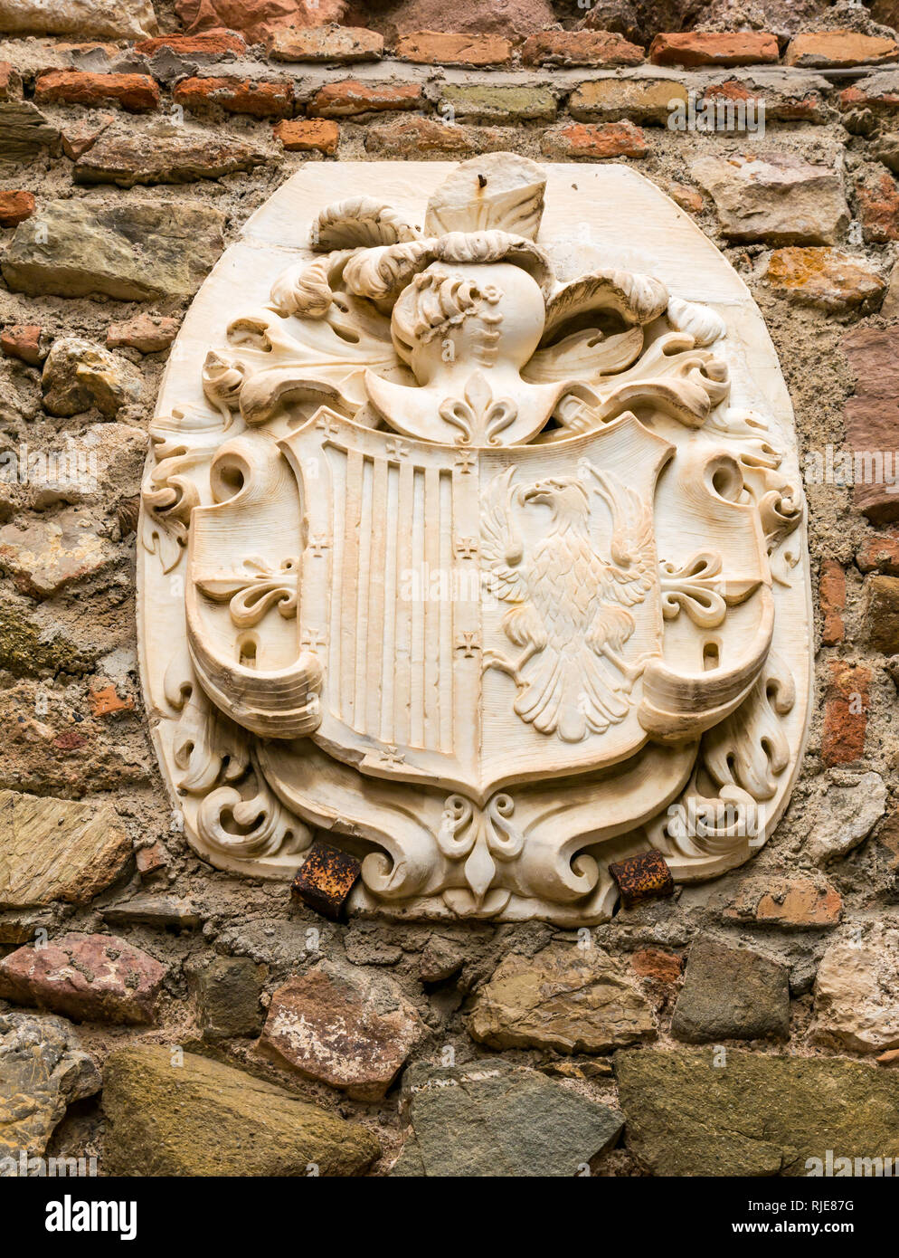 Dettaglio di scudo intagliato ed emblema della muratura, Alcazaba palazzo fortificato di parete, Malaga, Andalusia, Spagna Foto Stock