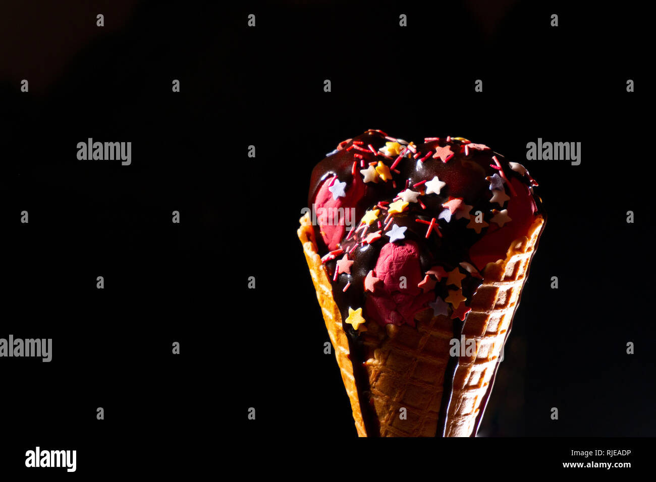 Dolce gustoso gelato alla fragola con topping di cioccolato Foto Stock