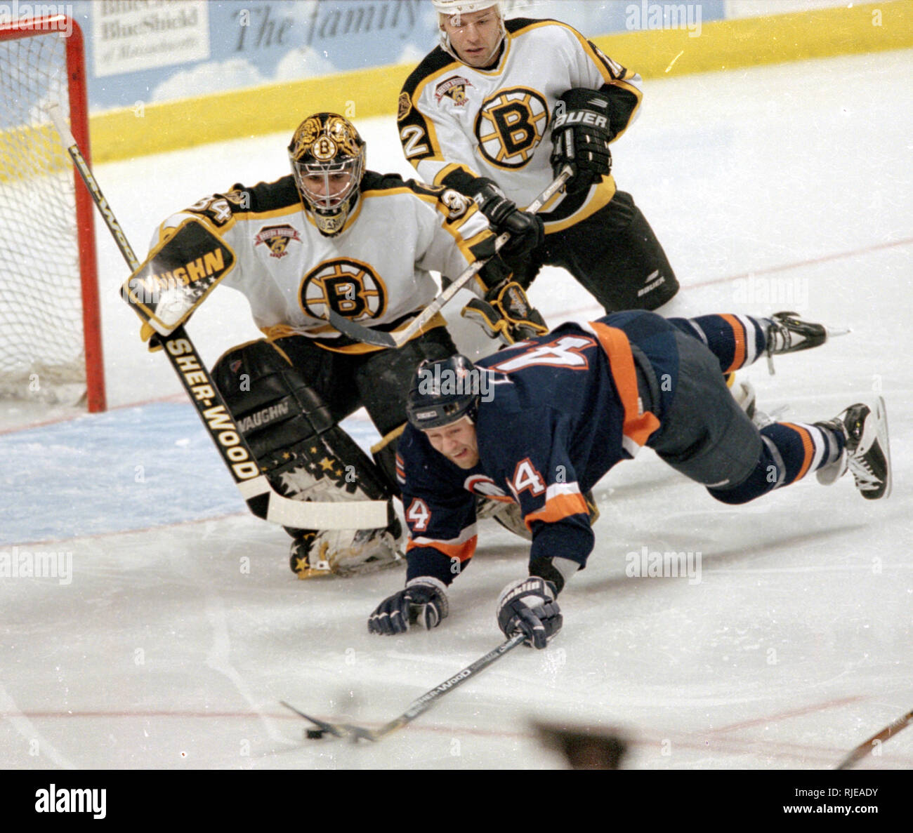 NY Islanders Mark Lawrence , Boston Bruins goalie Byron Dafoe e Dmitir Khristich in azione di gioco al centro della flotta in Boston MA USA Feb 4,1999 foto bill belknap Foto Stock