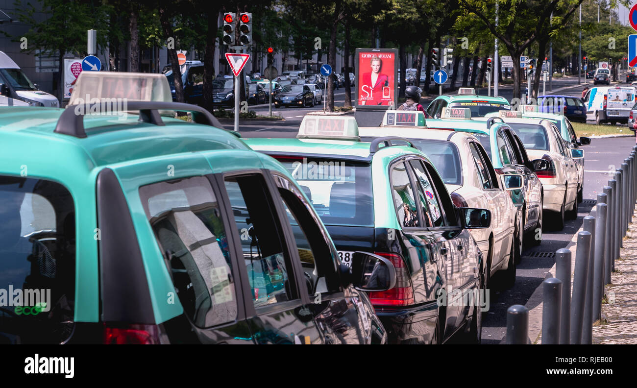 Lisbona, Portogallo - 7 Maggio 2018: i taxi auto parcheggiata di fronte Oriente stazione Intermodale di Lisbona, una stazione ferroviaria e stazione stradale completata nel 1998 per Expo Foto Stock