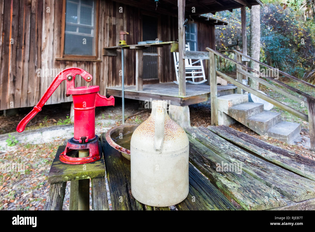 Eater pompa e caraffa al di fuori della cabina di Pioneer a Crowley Museum & Centro Natura in Sarasota Florida Foto Stock