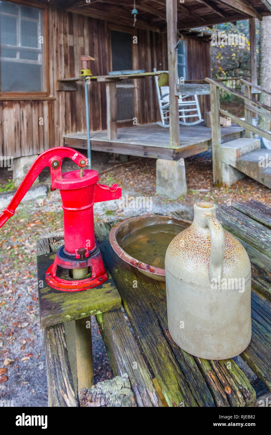 Eater pompa e caraffa al di fuori della cabina di Pioneer a Crowley Museum & Centro Natura in Sarasota Florida Foto Stock
