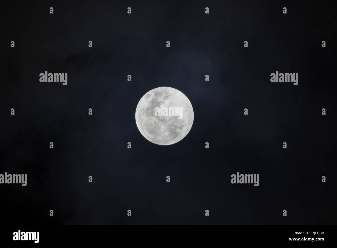 La luna piena in città Foto Stock