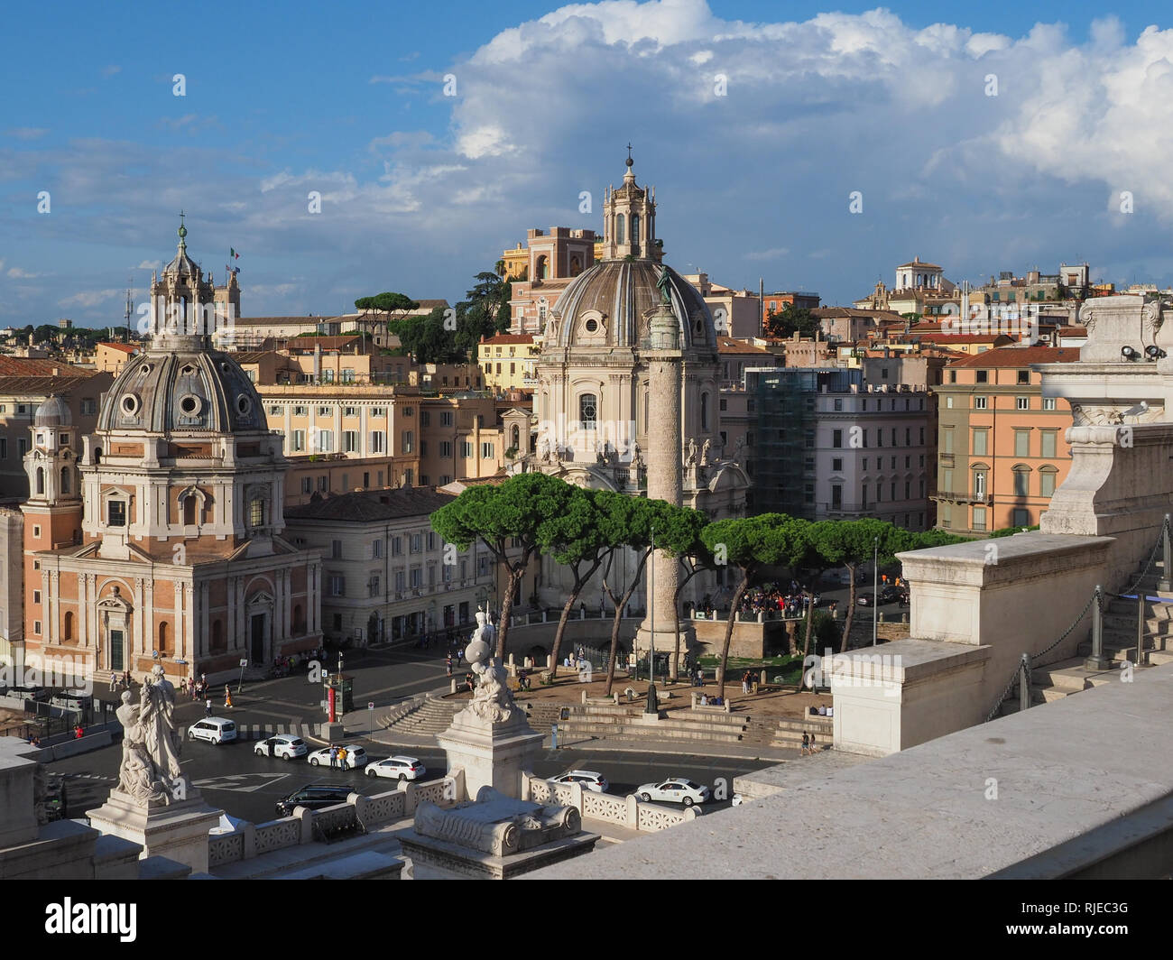 La capitale d'Italia, Roma. Colonna Traiana e le chiese cattoliche da Vittorio Emanuele II monumento. L'eterna città italiana nella serata d'estate. Foto Stock