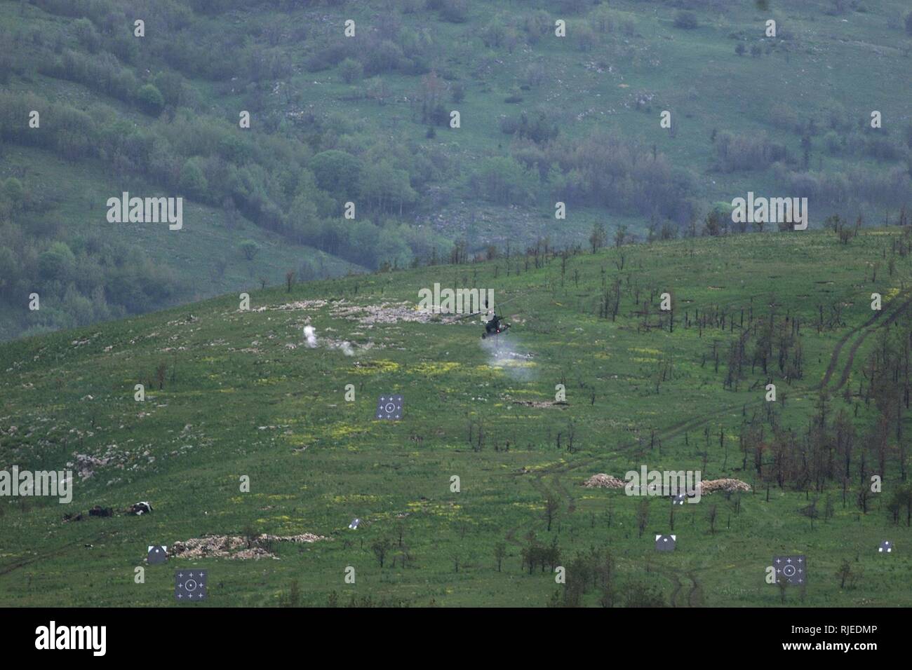 Un OH-58D Kiowa Warrior light attack helocopter appartenenti alla Task Force 1-25 Aviation da Eagle base in Tuzla, prende parte a risolvere iberica, un live combinata esercitazione antincendio condotti in western Bosnia Glamoc live renge di sparo, Giugno 2, 2002. L'OH-58D helocopters, attrezzato con 50 cal mitragliatrici, sono la fornitura di ricognizione e di chiudere il supporto aereo per un gruppo di circa 75 soldati portoghesi e 15 Chiamite V200 personale blindato i vettori che lavorano in concerto per impegnarsi in una serie di grandi obiettivi rettangolare situato a circa 2 chilometri di distanza. L'obiettivo di risolvere iberica è di integra Foto Stock