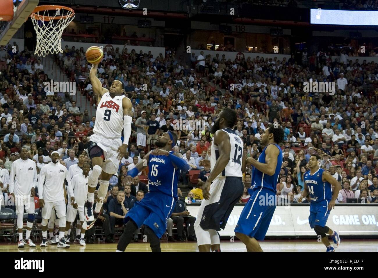 Andrea Iguodala, USA Olympic uomini giocatore di basket, passa per un dunk durante una mostra partita contro la Repubblica Dominicana squadra nazionale, luglio 12, 2012, al Thomas & Mack Center di Las Vegas, Nev. Questo è Iguodala la prima opportunità di giocare su USA Olympic della squadra di Pallacanestro maschile della. Foto Stock