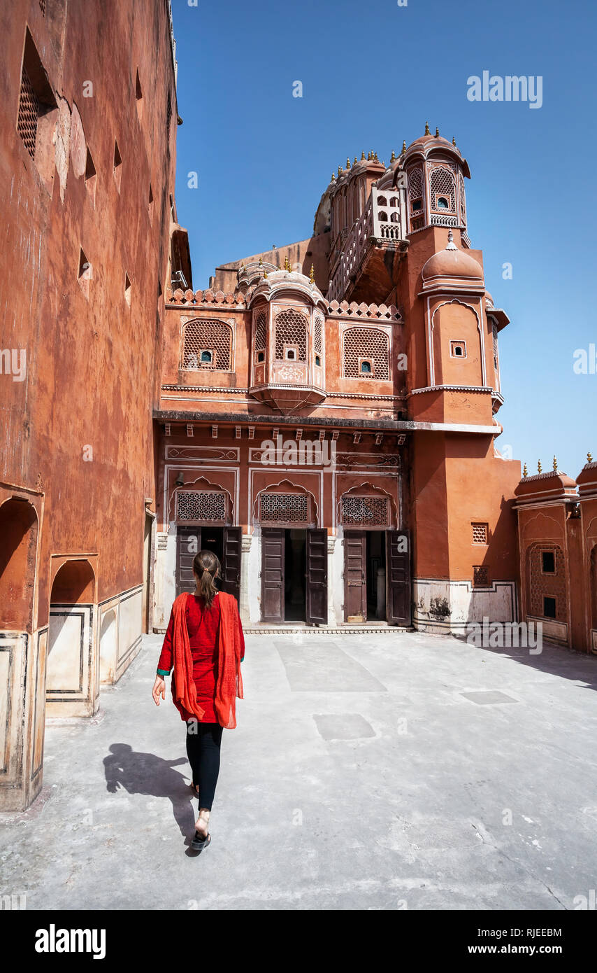 Donna in abito rosso con sciarpa per entrare Hawa Mahal, Rajasthan, India Foto Stock