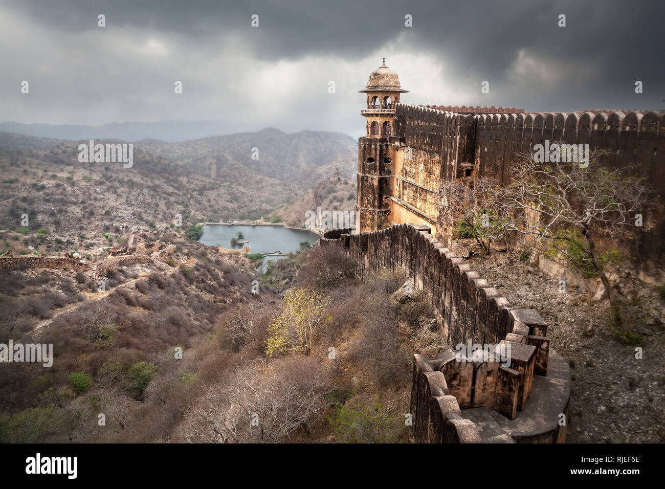 Jaigarh fort tower e muro alto sulla collina a cielo nuvoloso di Jaipur, Rajasthan, India Foto Stock