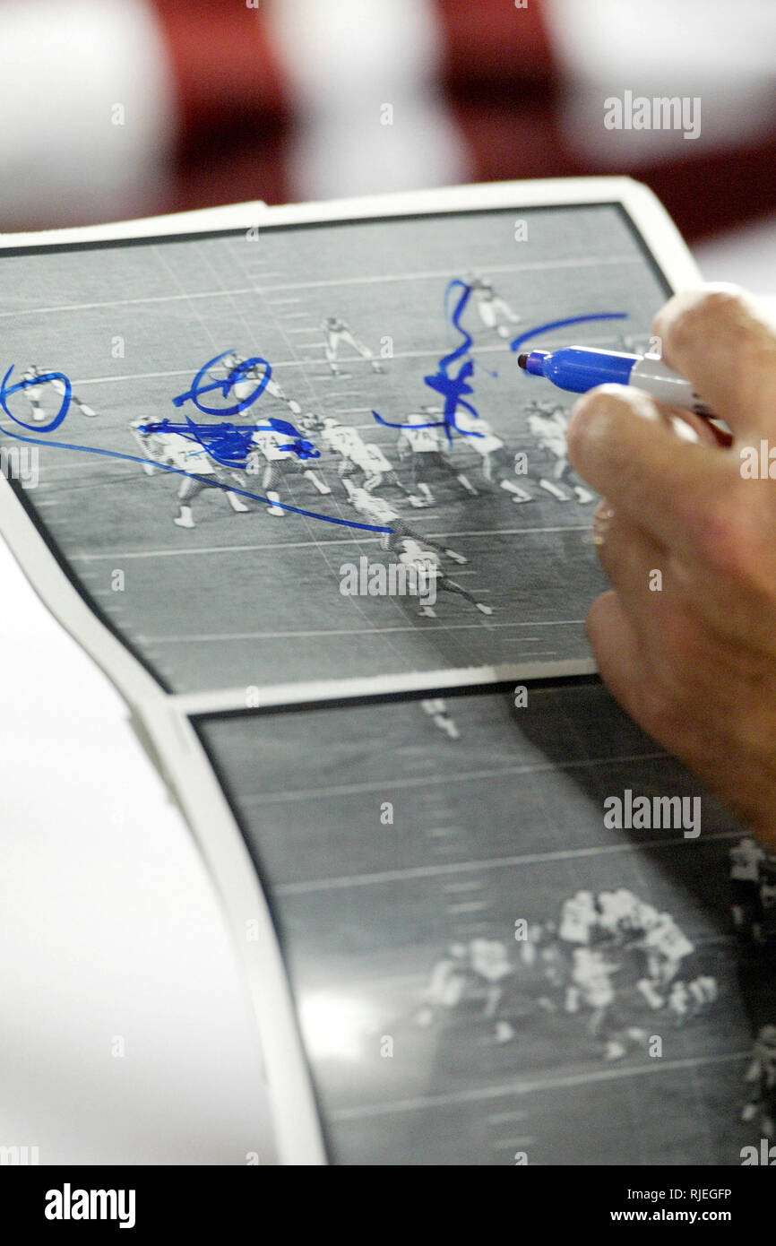 Durante una partita contro il Denver Broncos, Arizona Cardinals utilizzare le fotografie per aiutare il coach. Foto Stock