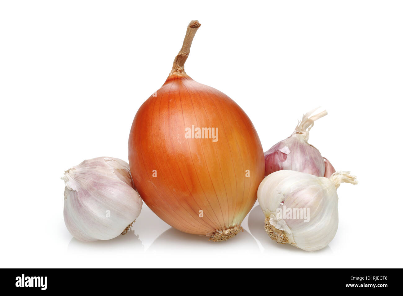 Cipolla e aglio isolati su sfondo bianco Foto Stock