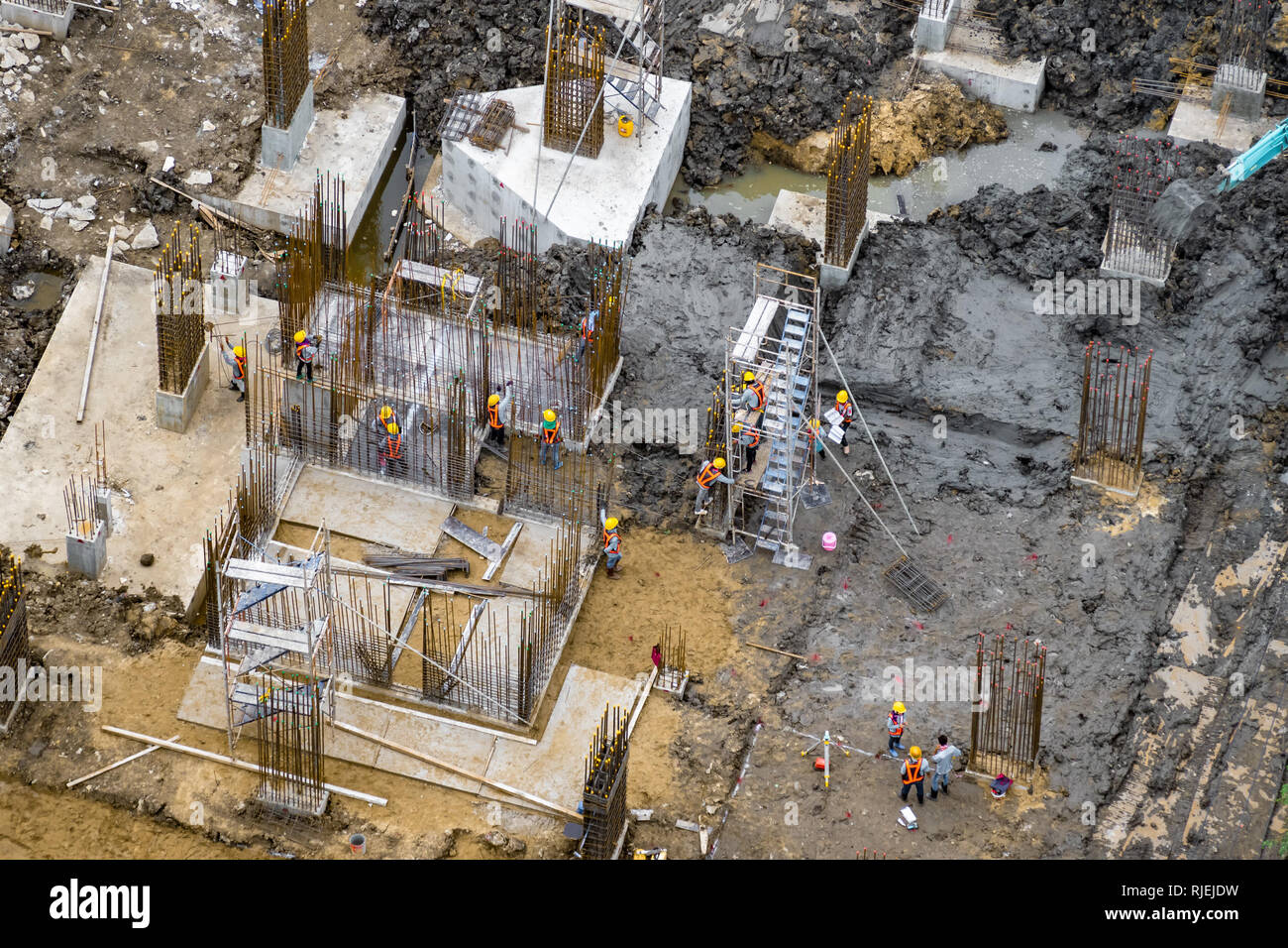Vista aerea di lavori di fondazione su un sito in costruzione. Foto Stock