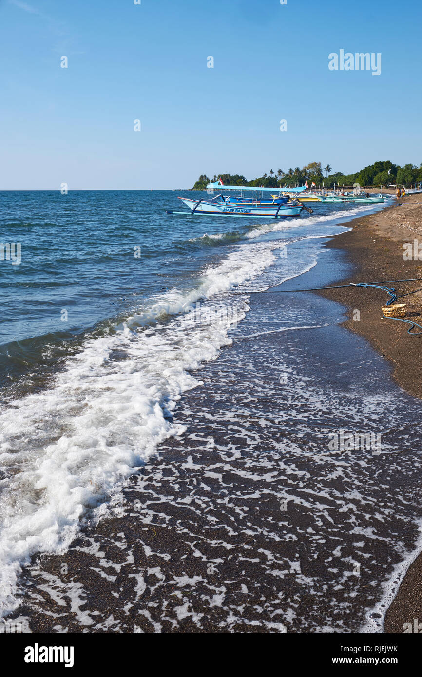 La pesca tradizionale barche a Lovina Beach a nord di Bali Foto Stock