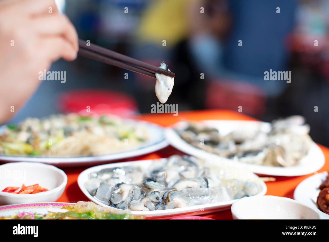 Oyster e bacchette .cibo taiwanese Foto Stock