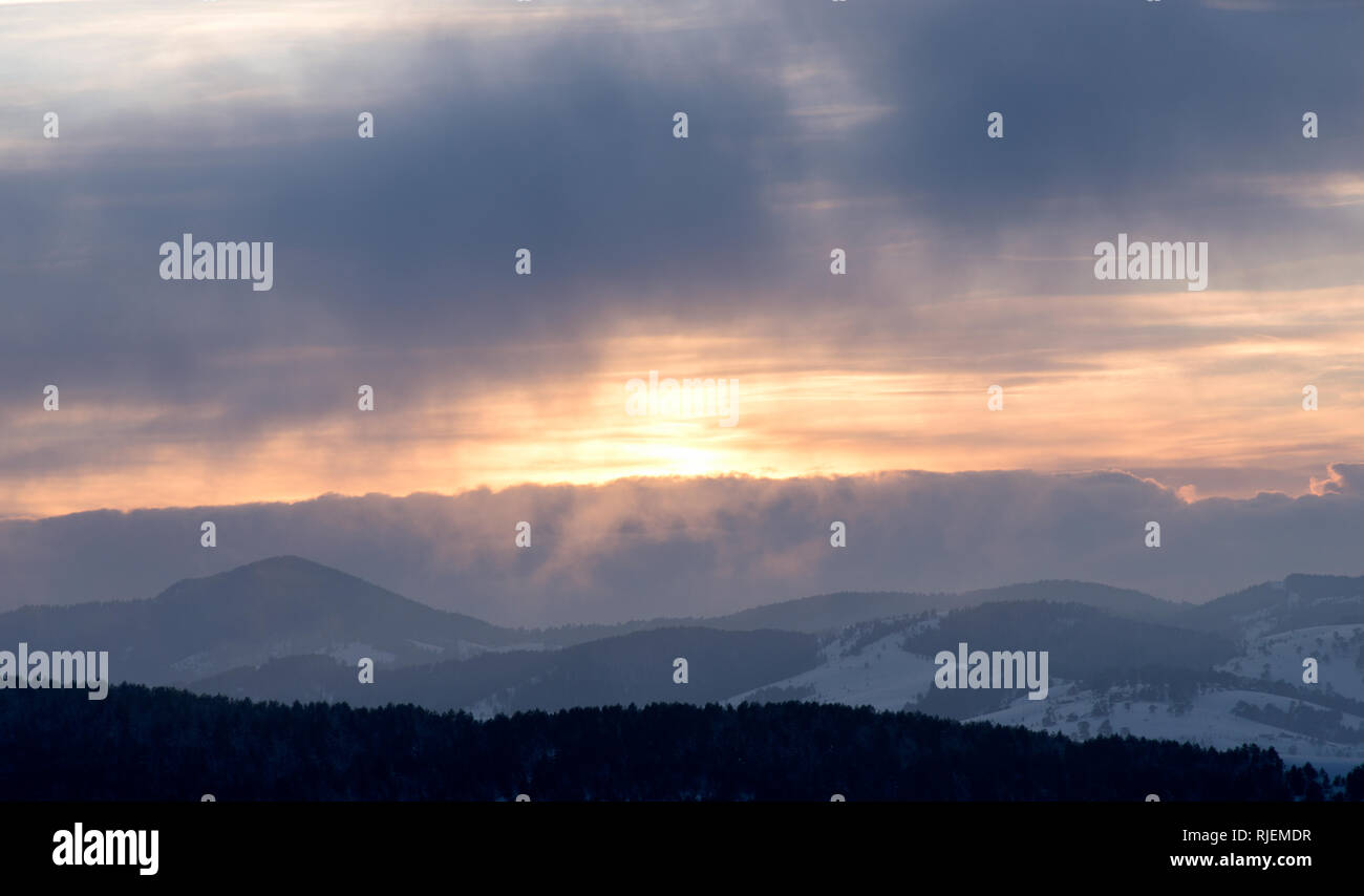 Bel tramonto in montagna Foto Stock