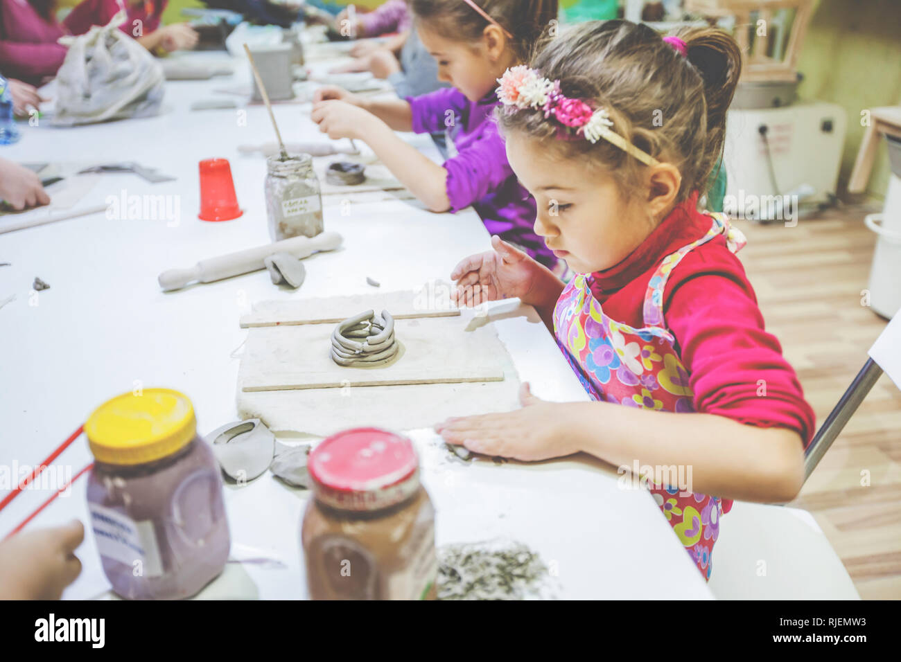 I bambini che lavorano con argilla al laboratorio di ceramica Foto stock -  Alamy