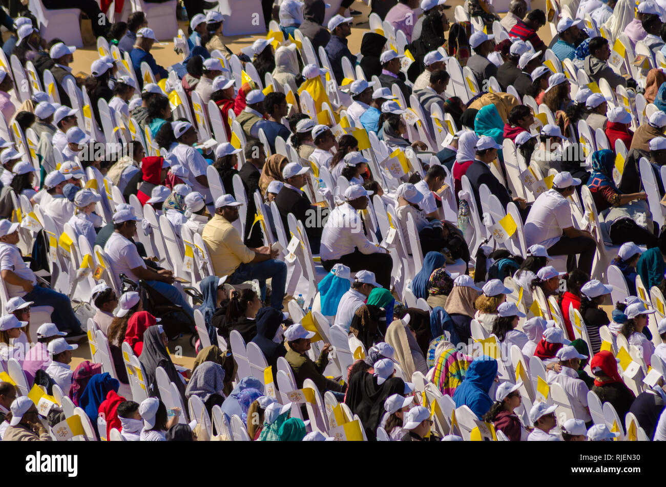 ABU DHABI, Emirati Arabi Uniti - 5 febbraio 2019: i partecipanti del Papa Francesco storica visita papale il 5 febbraio 2019 in Sportivo Cittadino Zayed Stadium. Foto Stock