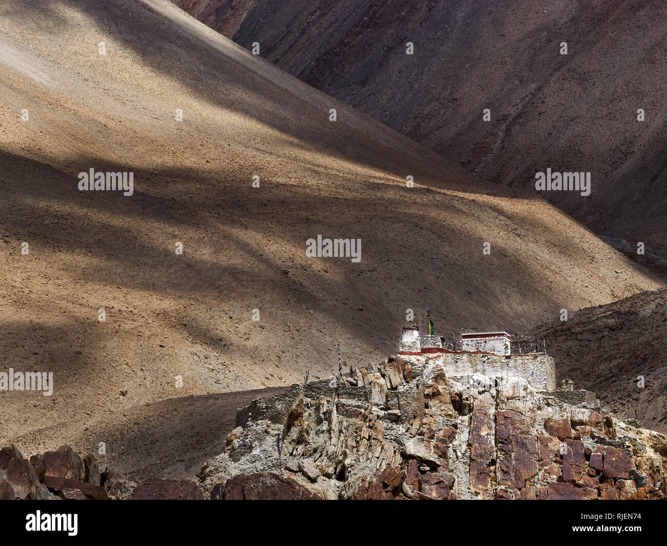 Antico monastero buddista nelle montagne del Tibet, Himalaya. Foto Stock