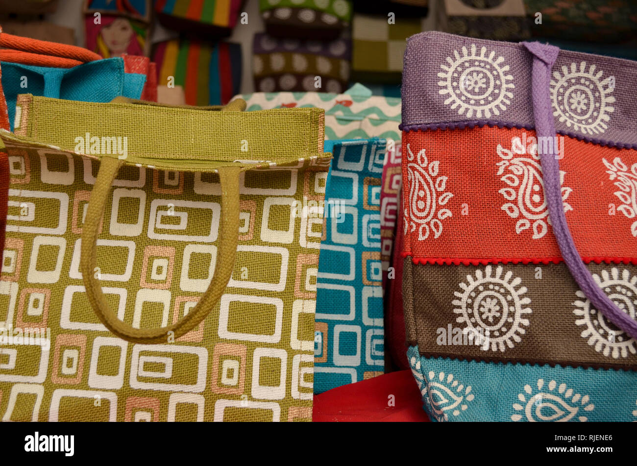 Designer Tote juta sacchi sul visualizzatore in corrispondenza di una mostra di artigianato in negozio a Delhi Haat, Delhi, India Foto Stock