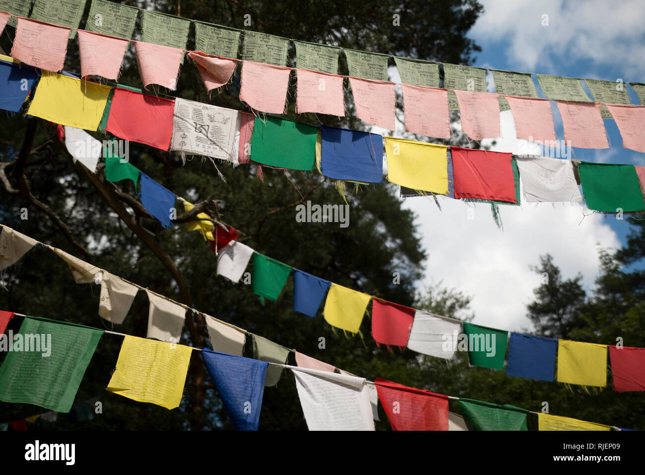 La preghiera buddista bandiere con il mantra. Cinque bandiere a colori Foto Stock