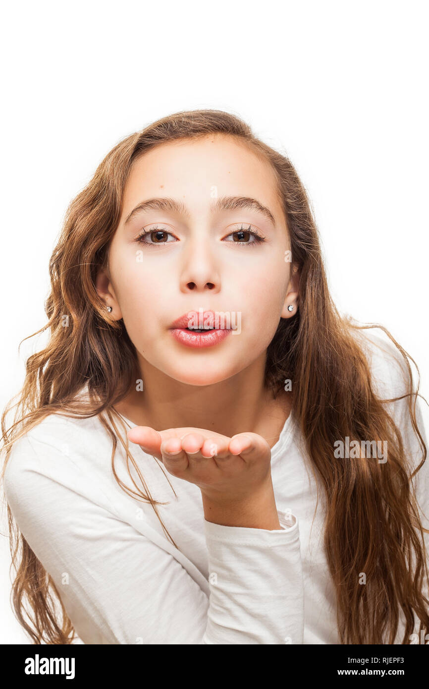 Giovane ragazza soffia un bacio alla telecamera isolata su sfondo bianco Foto Stock
