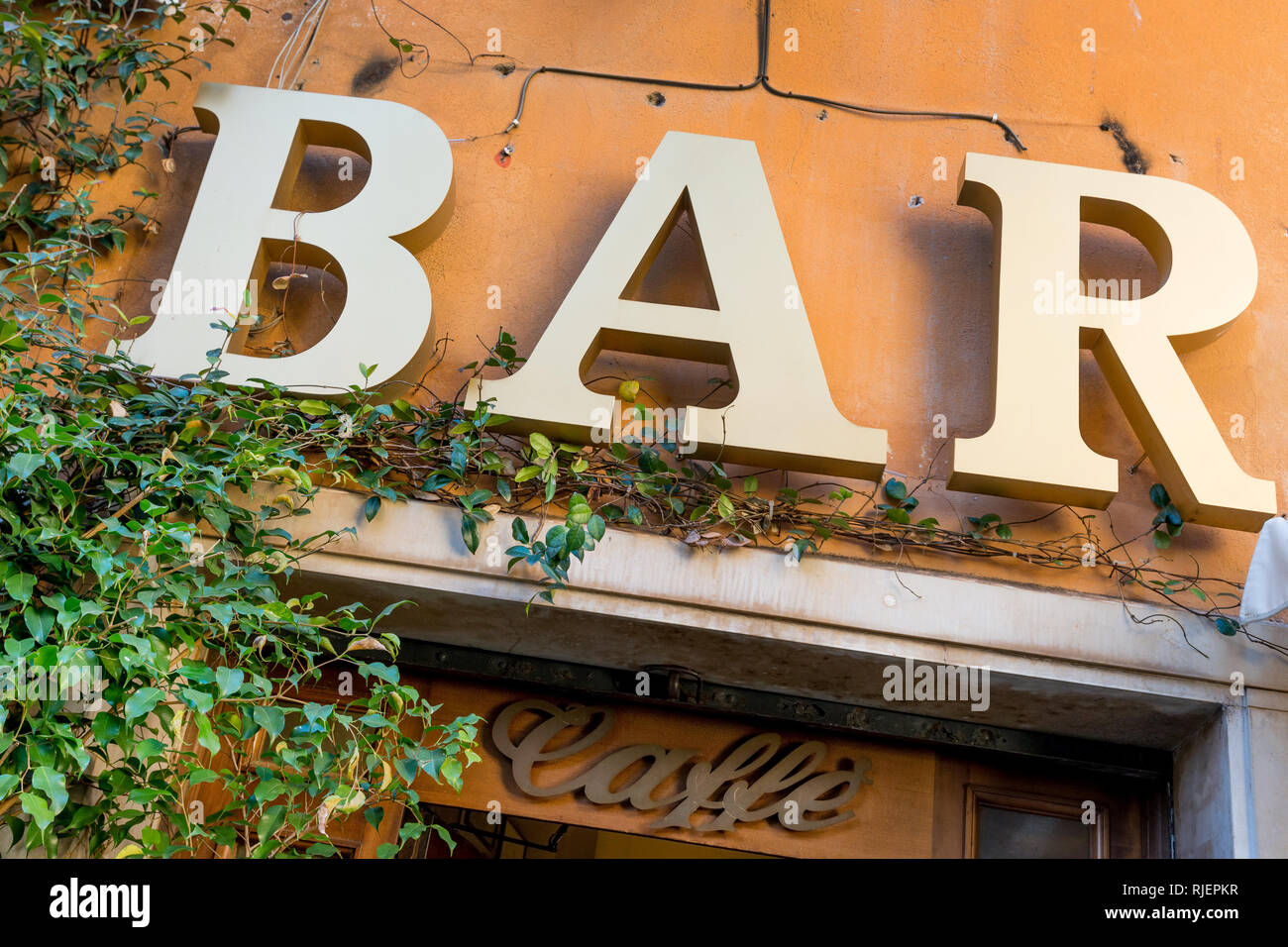 Bar e Cafe sign in ristorante locale in Trastevere, la parte bohèmien di Roma, Italia Foto Stock