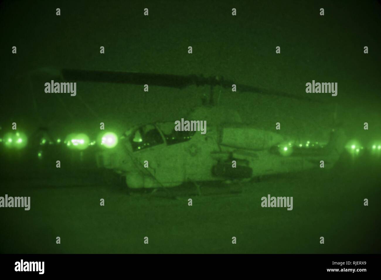 Un AH-1W Super Cobra siede sulla linea di volo a bordo del Marine Corps Air Station Yuma, Ariz., 23 gennaio, 2018. Il Super Cobra agisce come su chiamata per chiudere il supporto aereo per le piattaforme per Marines sotto il fuoco in Marine Air Ground Task Force (MAGTF) Foto Stock