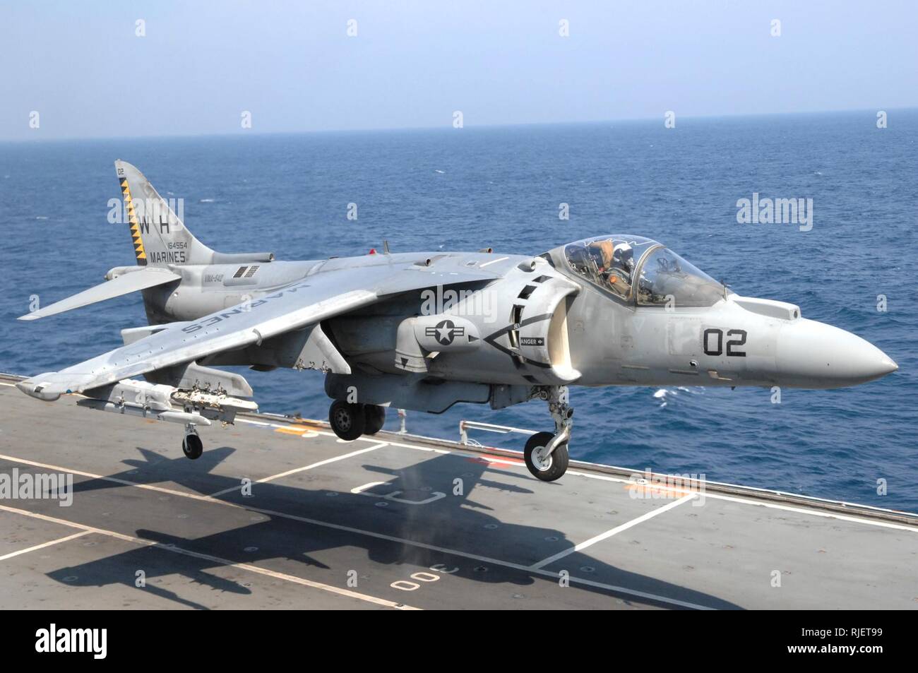 Stati Uniti Marine AV-8B Harrier si prepara a terra a bordo di HMS illustre. Piloti e Marines assegnato a Marino squadroni aerei 13 e 14 sono state conducendo la formazione congiunta di funzionamento con i loro omologhi della Royal Navy. Il Dipartimento della difesa Foto Stock