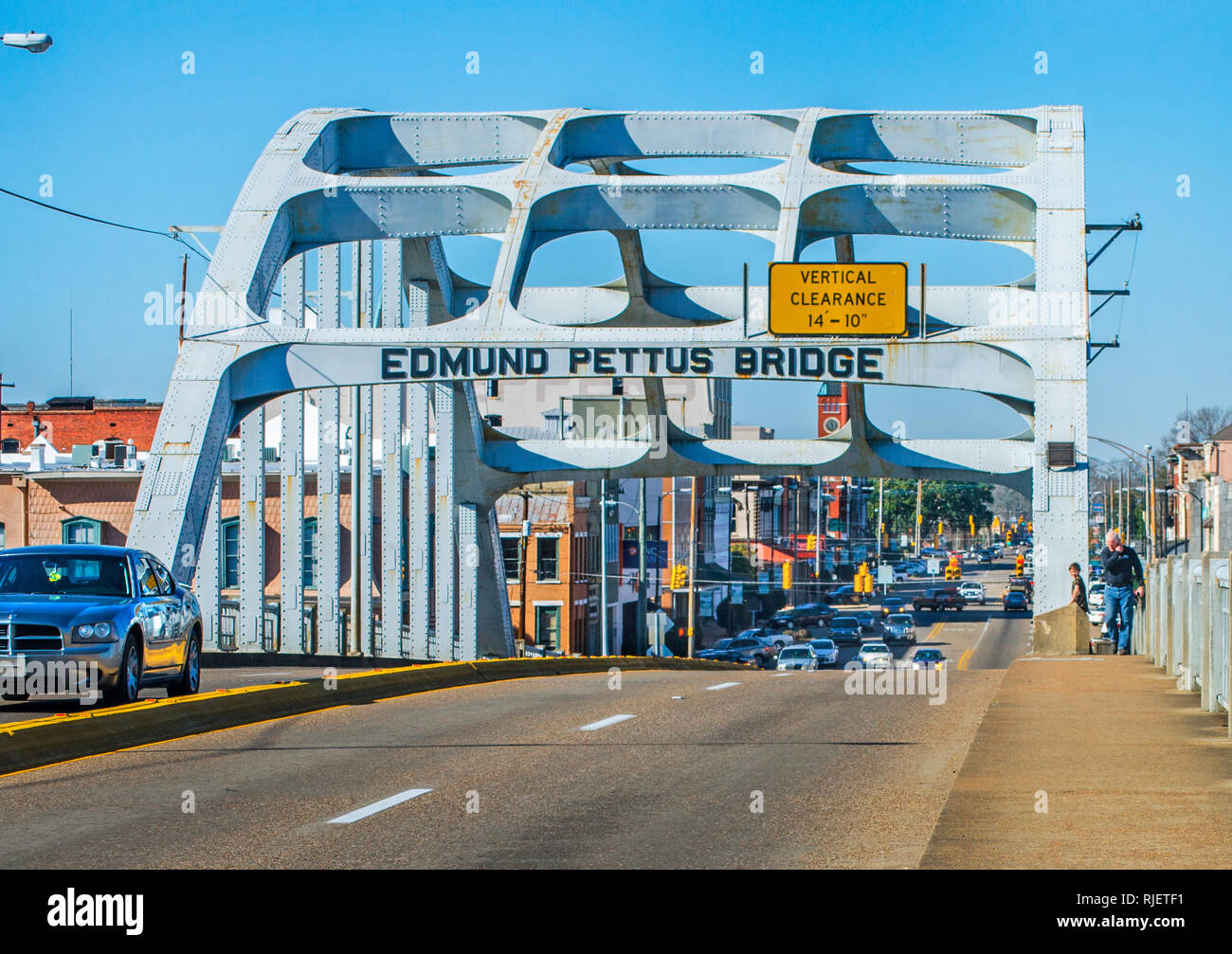 Le automobili viaggiano attraverso la Edmund Pettus Bridge, Febbraio 7, 2015, in Selma, Alabama. Il ponte ha svolto un ruolo importante nel movimento per i diritti civili. Foto Stock