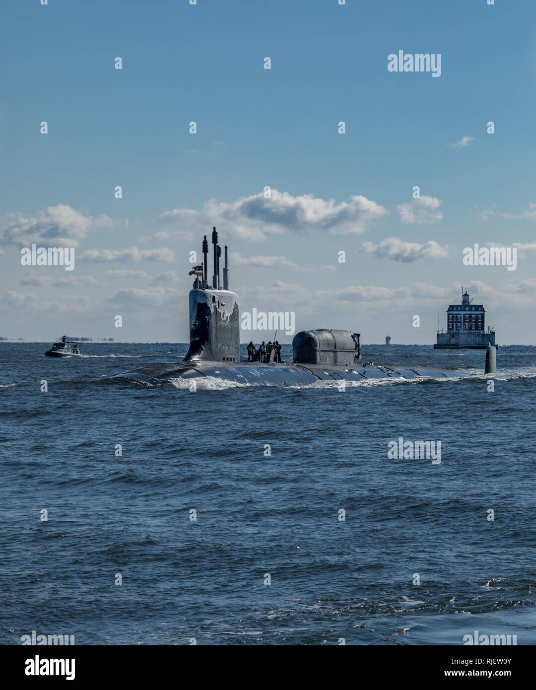 190131-N-CT980-001 (GEN. 31, 2019) - La Virginia-class, nucleare-powered, fast-attacco sommergibile USS North Dakota (SSN 784) scorre il fiume Thames per tornare al suo homeport a Naval Submarine Base (SUBASE) New London. Il Dakota del Nord del ritorno alla SUBASE New London ha segnato il completamento con successo di un sei mesi di distribuzione per il comando europeo area di responsabilità. (U.S. Navy foto di Chief Nostromi Mate Michael Santiago /rilasciato) Foto Stock