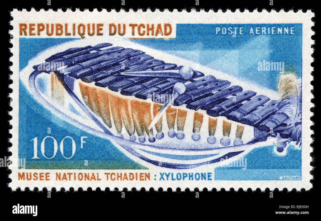 Con timbro postale timbro dal Ciad in strumenti musicali serie emessa nel 1965 Foto Stock
